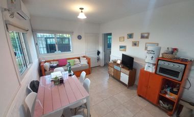 VENTA CASA CON COCHERA Y PILETA - RECREO-