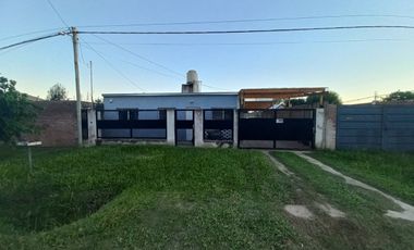 VENTA CASA CON COCHERA Y PILETA - RECREO-