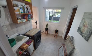 VENTA CASA CON COCHERA Y PILETA - RECREO-