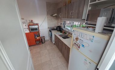 VENTA CASA CON COCHERA Y PILETA - RECREO-