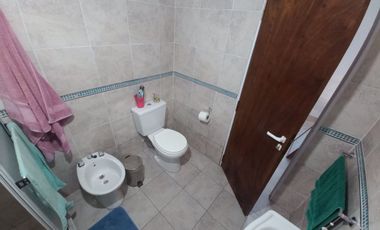 VENTA CASA CON COCHERA Y PILETA - RECREO-