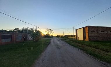VENTA CASA CON COCHERA Y PILETA - RECREO-