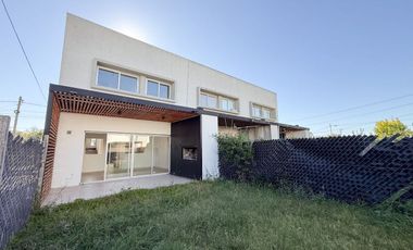 VENTA DUPLEX DOS DORMITORIOS CON PARQUE, CITY BELL