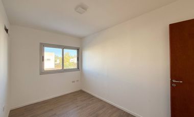 VENTA DUPLEX DOS DORMITORIOS CON PARQUE, CITY BELL
