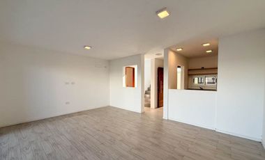 VENTA DUPLEX DOS DORMITORIOS CON PARQUE, CITY BELL