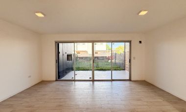 VENTA DUPLEX DOS DORMITORIOS CON PARQUE, CITY BELL