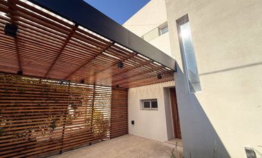 VENTA DUPLEX DOS DORMITORIOS CON PARQUE, CITY BELL