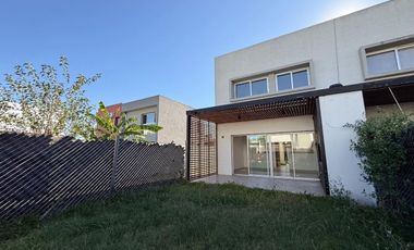 VENTA DUPLEX DOS DORMITORIOS CON PARQUE, CITY BELL