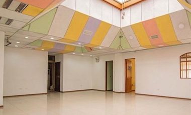 Local Comercial en Arriendo en San Isidro/ Av Santa Rosa