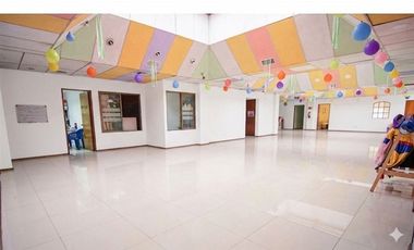 Local Comercial en Arriendo en San Isidro/ Av Santa Rosa