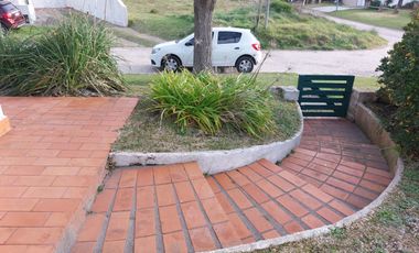Venta casa en Alfar 4 ambientes garage y parque