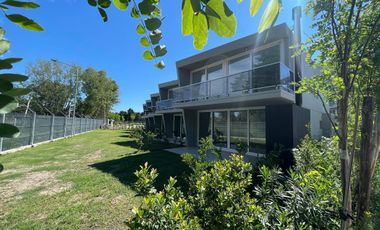 TOWNHOUSE EN ALQUILER EN LUCIÉRNAGAS 5 AMBIENTES
