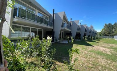 TOWNHOUSE EN ALQUILER EN LUCIÉRNAGAS 5 AMBIENTES