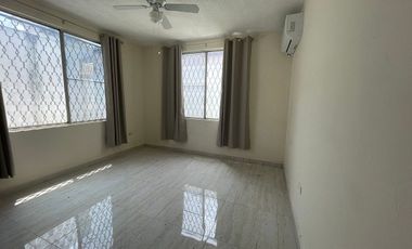 Cómoda casa 1 planta en renta! Cumbres 3 sec.