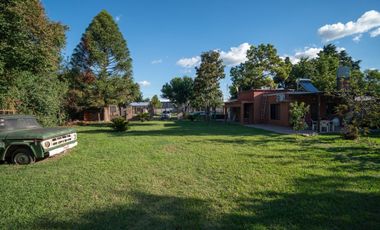 Casa Quinta 1.980mt2 con pileta y dos viviendas