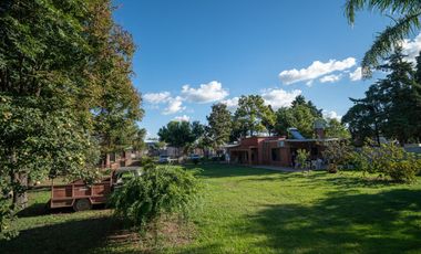 Casa Quinta 1.980mt2 con pileta y dos viviendas