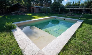Casa Quinta 1.980mt2 con pileta y dos viviendas
