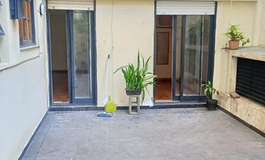 Alquilo departamento dos ambientes con gran patio