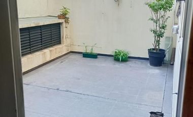 Alquilo departamento dos ambientes con gran patio
