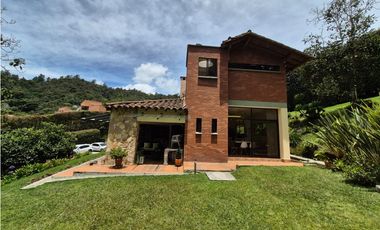 VENTA DE CASA CAMPESTRE EN ALTOS DEL ESCOBERO ENVIGADO