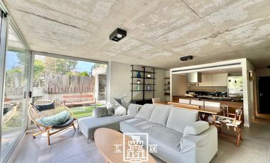 General Arias y Uruguay - Exclusivo depto. con jardín, pileta, parrilla y coch - Venta - Punta Chica