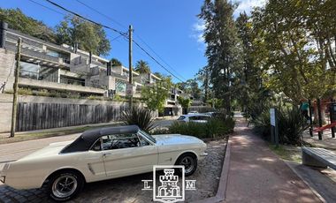 General Arias y Uruguay - Exclusivo depto. con jardín, pileta, parrilla y coch - Venta - Punta Chica
