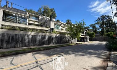 General Arias y Uruguay - Exclusivo depto. con jardín, pileta, parrilla y coch - Venta - Punta Chica