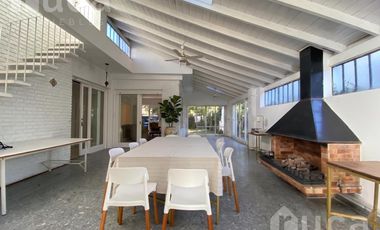 Casa en alquiler de 7 ambientes en el centro de Acassuso