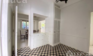Casa en alquiler de 7 ambientes en el centro de Acassuso
