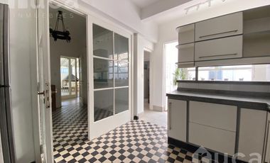 Casa en alquiler de 7 ambientes en el centro de Acassuso