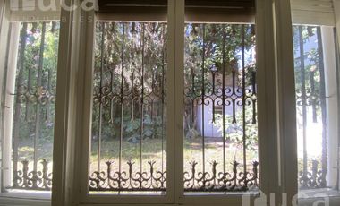Casa en alquiler de 7 ambientes en el centro de Acassuso