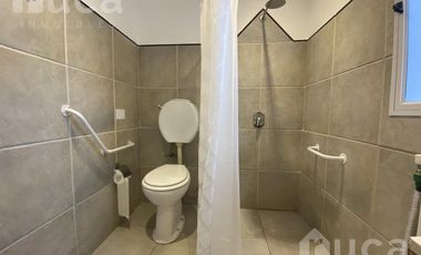 Casa en alquiler de 7 ambientes en el centro de Acassuso