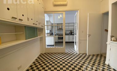 Casa en alquiler de 7 ambientes en el centro de Acassuso