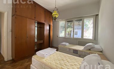 Casa en alquiler de 7 ambientes en el centro de Acassuso