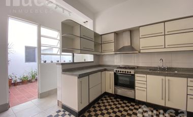 Casa en alquiler de 7 ambientes en el centro de Acassuso