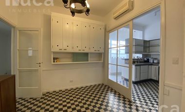 Casa en alquiler de 7 ambientes en el centro de Acassuso
