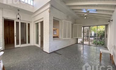 Casa en alquiler de 7 ambientes en el centro de Acassuso