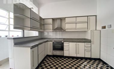 Casa en alquiler de 7 ambientes en el centro de Acassuso