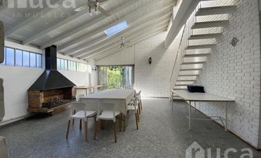 Casa en alquiler de 7 ambientes en el centro de Acassuso