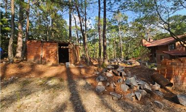 Bonito terreno en zona de bosque con materiales de construccion