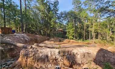 Bonito terreno en zona de bosque con materiales de construccion