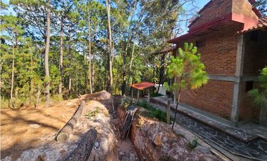 Bonito terreno en zona de bosque con materiales de construccion