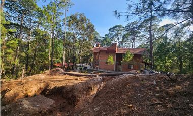 Bonito terreno en zona de bosque con materiales de construccion