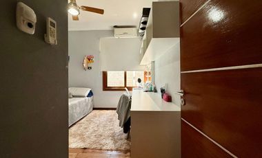 Excelente propiedad con local, pileta y quincho.