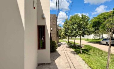 Excelente propiedad con local, pileta y quincho.