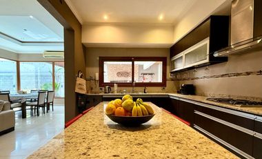 Excelente propiedad con local, pileta y quincho.