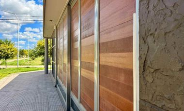 Excelente propiedad con local, pileta y quincho.