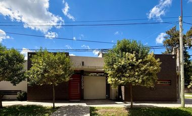 Excelente propiedad con local, pileta y quincho.
