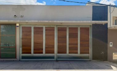 Excelente propiedad con local, pileta y quincho.