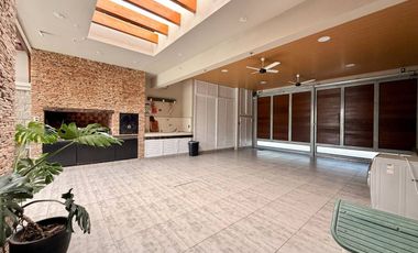 Excelente propiedad con local, pileta y quincho.
